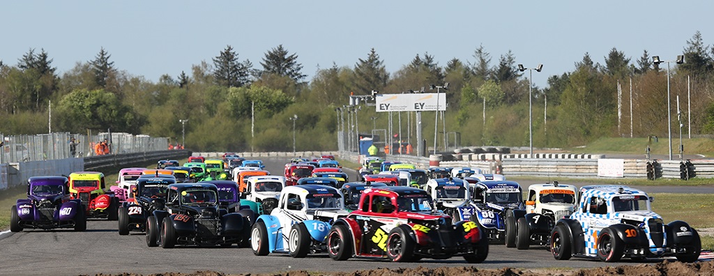 Der er nærved 50 deltagere i den sjove Legend klasse, og der kæmpes hårdt om pladserne hele vejen ned gennem det store felt.
(Foto: Motorsporten.dk)